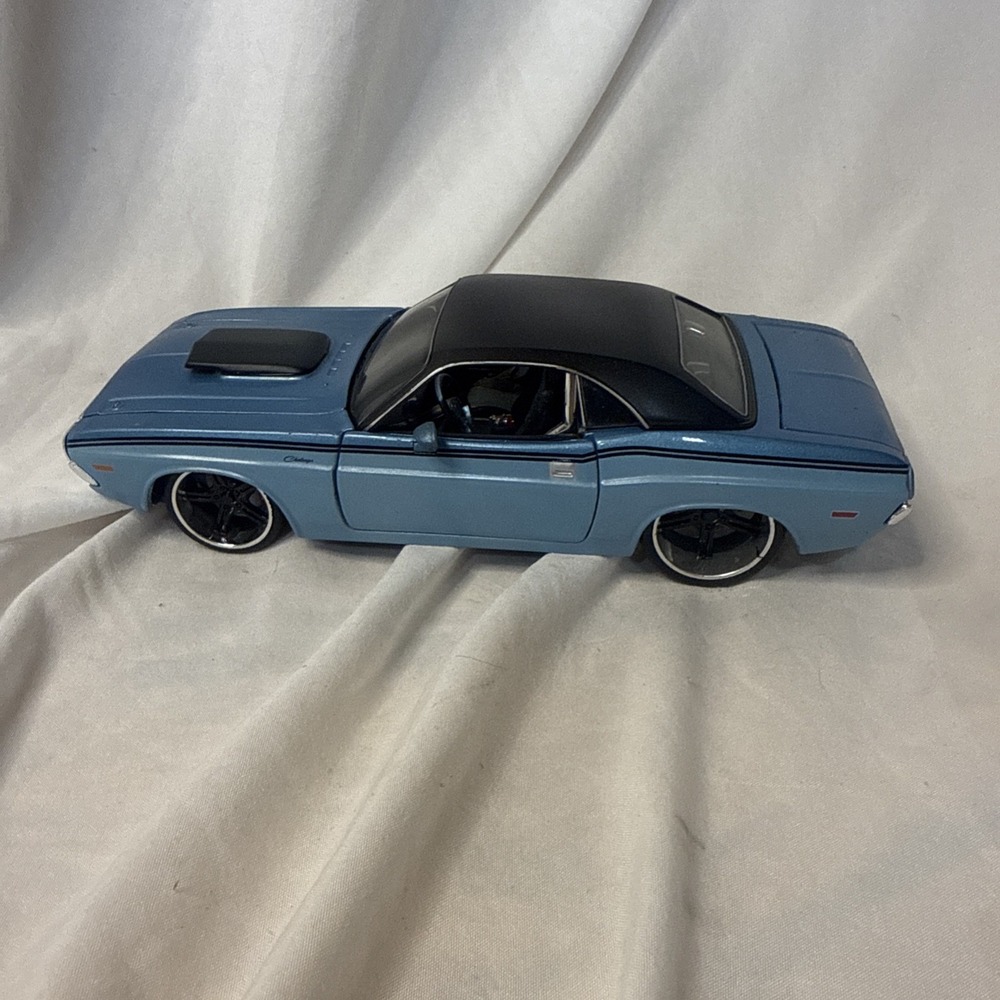 Vintage MAISTO Blue 1/24 1970 Dodge Challenger R/T Die Cast Car Collectible